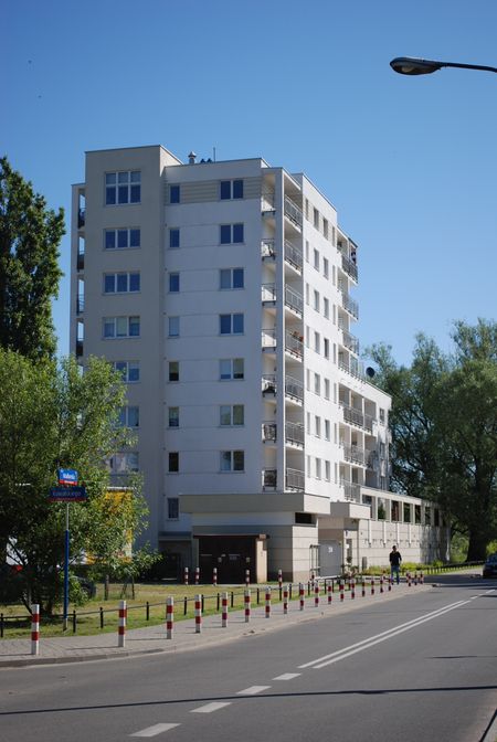 Nad Strugą Malborska, wieżowiec widziany od skrzyżowania ulic Malborskiej i Kowalskiego