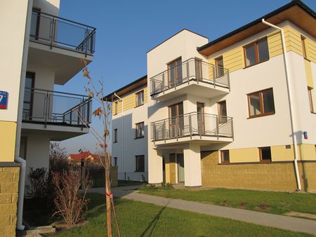 Wiśniowy Sad, narożnik budynku z żółtą elewacją i balkonami, widok z dziedzińca