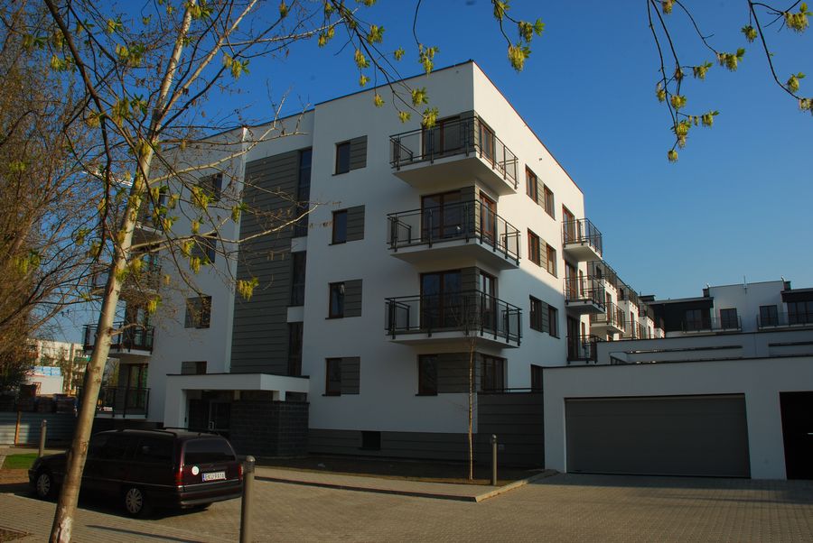 Atrium, narożnik elewacji z balkonami, widok od strony alejki