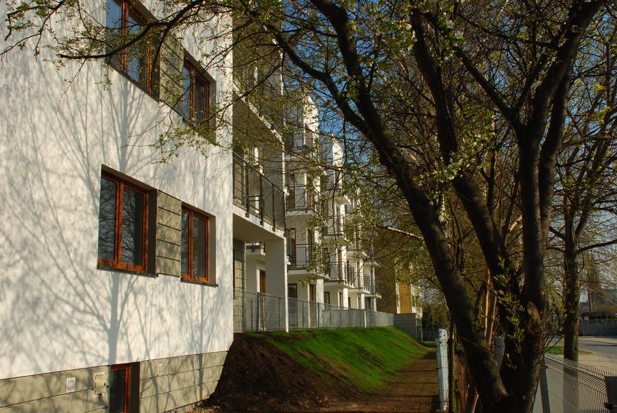 Atrium, elewacja boczna budynku wzdłuż zielonej skarpy i alejki