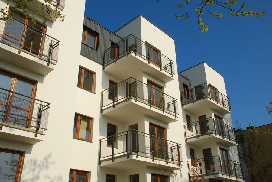 Atrium, balkony narożnika budynku, widok z dołu pod kątem