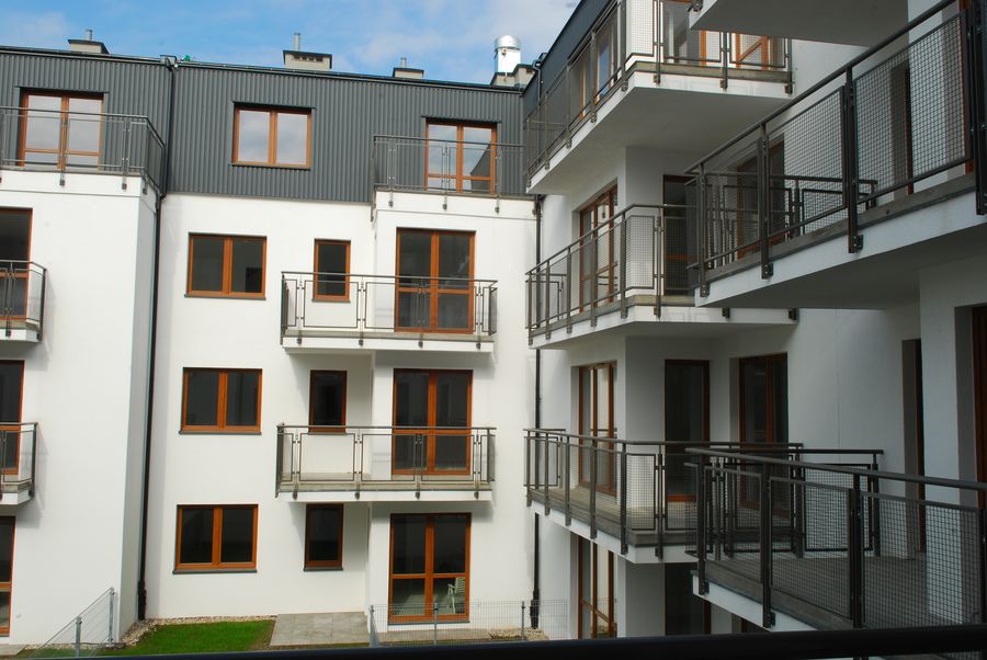 Atrium, dziedziniec wewnętrzny z balkonami, widok z wyższego piętra