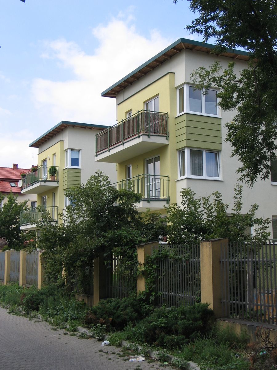 Hodowlana 3/5, narożnik elewacji z balkonami i donicami roślin