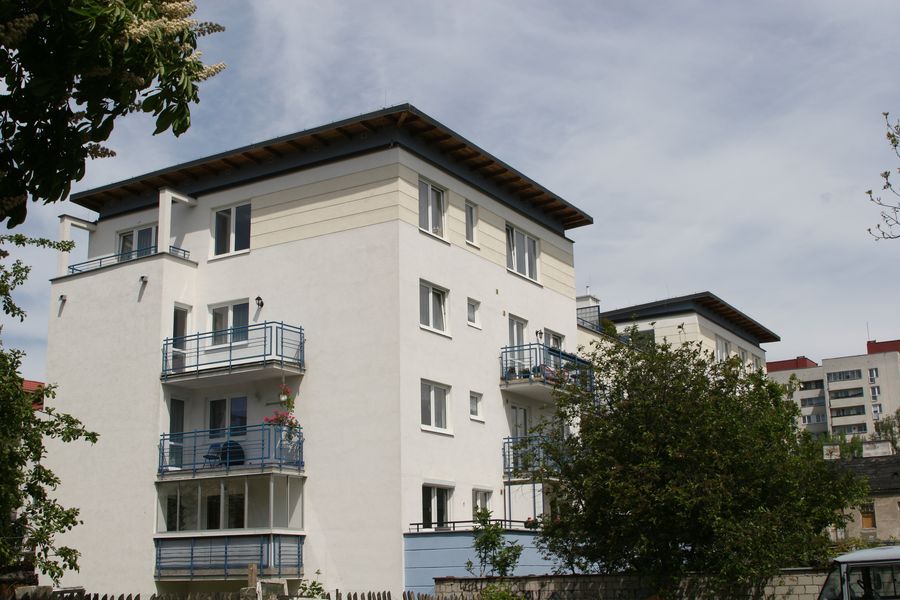 Krzywińska 11, narożnik elewacji z niebieskimi balustradami balkonów, widok od ulicy