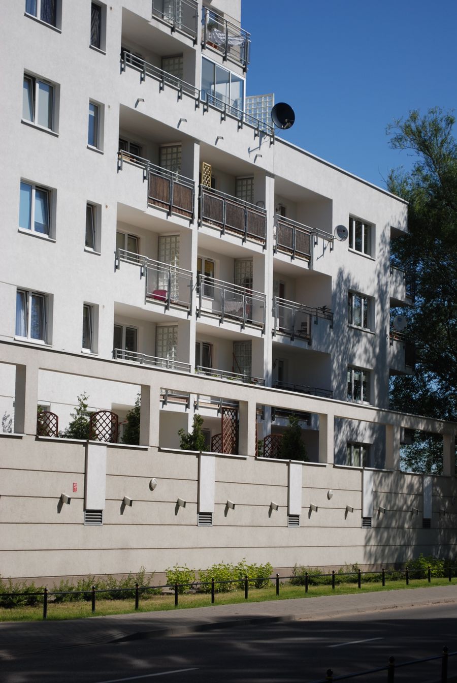 Nad Strugą Malborska, górne piętra elewacji wieżowca z balkonami, widok pod kątem
