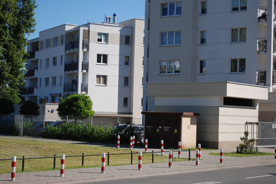 Nad Strugą Malborska, budynki osiedla z pawilonem technicznym na pierwszym planie