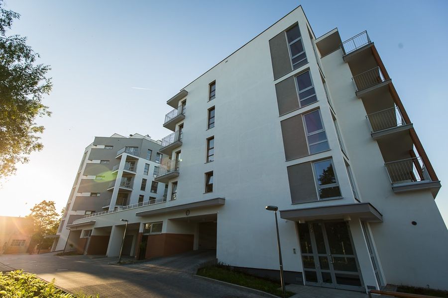 Nowe Miasto Pruszków, narożnik elewacji z wejściem głównym w świetle wschodzącego słońca