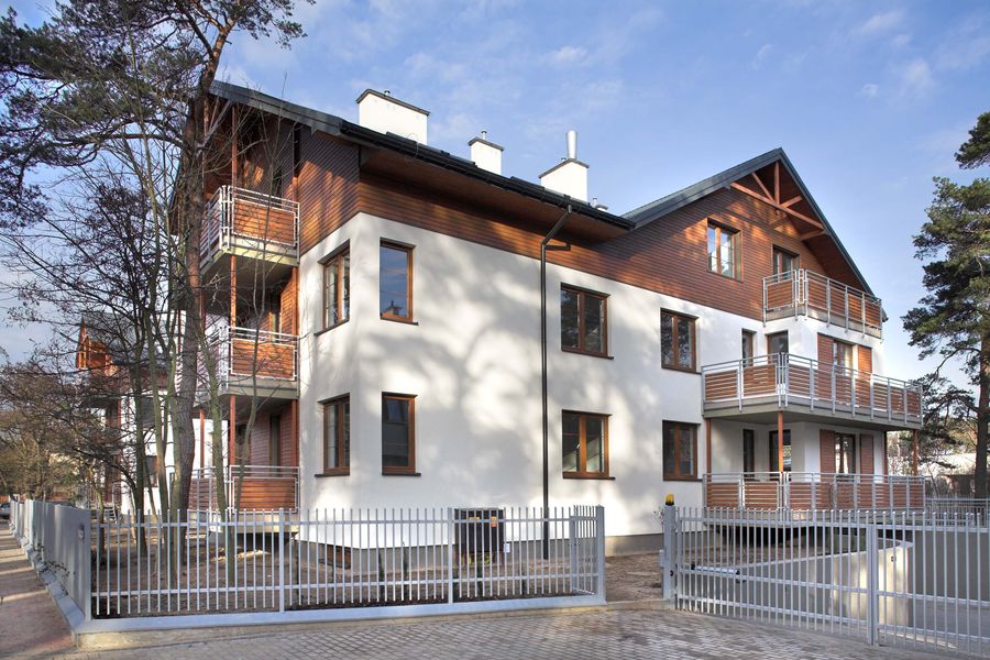 Świderska, narożnik budynku z balkonami o drewnianych balustradach, widok od bramy
