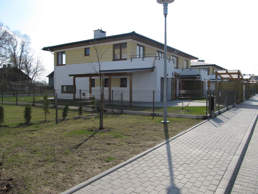 Wiśniowy Sad, dom w zabudowie szeregowej z żółtą elewacją, widok od ulicy