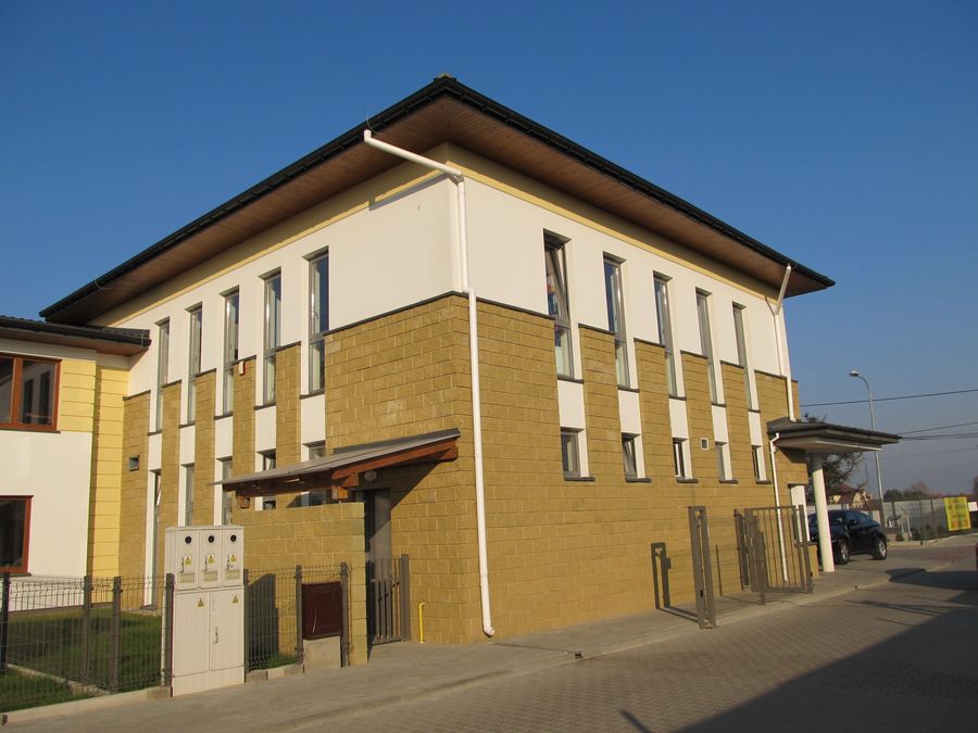 Wiśniowy Sad, budynek usługowy osiedla z elewacją wykończoną piaskowym klinkierem